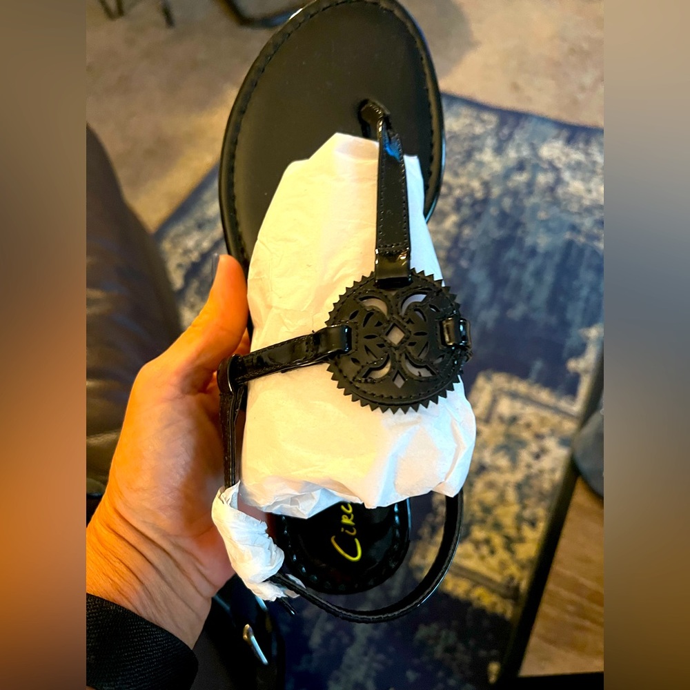 Circus NY by Sam Edelman Celia black patent thong sandals never worn. Size 7.5